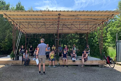 Thilo Gruber, der Co-Präsident vom Verein Grünhölzli begrüsst die Naturschule Zürich.